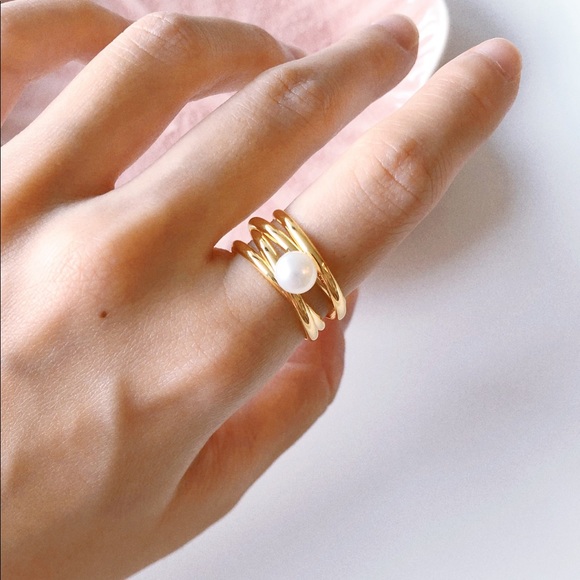 August Seventeen Jewelry - Gold Crossover Pearl Ring Size 6
